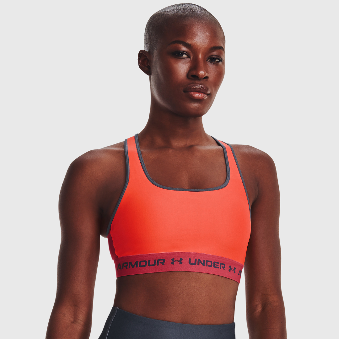 Bajo la camisa de manga corta del pecho de la UA Sportstyle izquierdo.