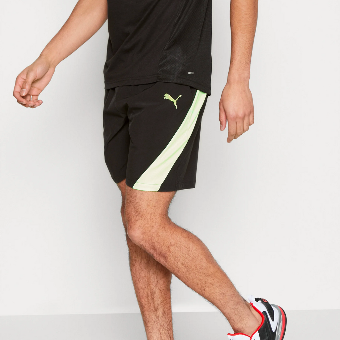 Bajo la camisa de manga corta del pecho de la UA Sportstyle izquierdo.